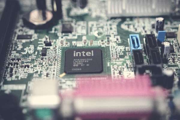 Intelligenza artificiale - immagine di un chip Intel
