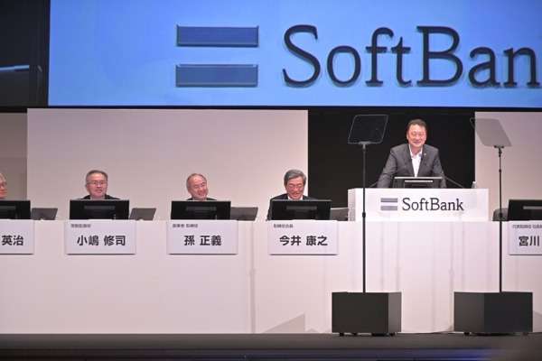 Immagine dei vertici di SoftBank Group in conferenza