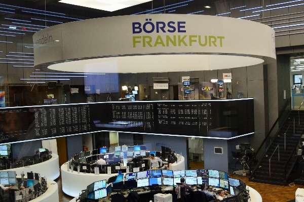 Intelligenza artificiale azioni europee - Immagine della sala trading della Borsa di Francoforte