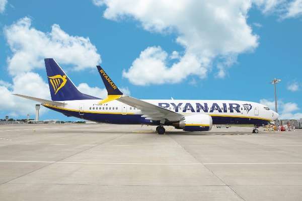 Un Boeing 737 di Ryanair parcheggiato sull'asfalto di un aeroporto europeo
