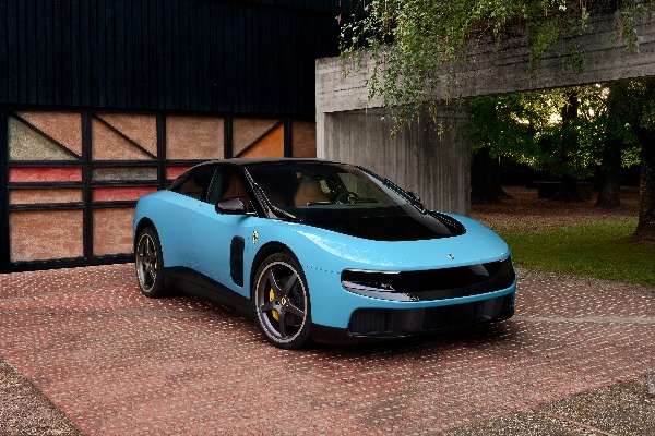 Ferrari Luce, prima vettura elettrica di Maranello, in colorazione azzurra fotografata in esterno