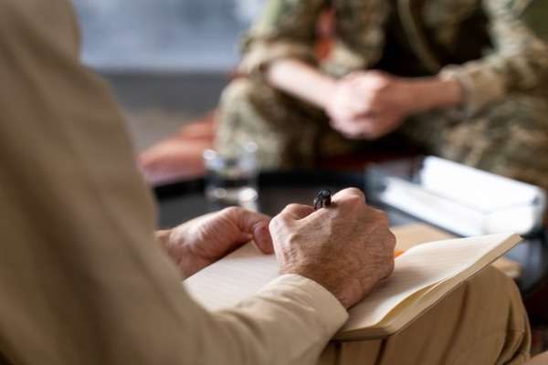 Consulente prende appunti durante colloquio con militare, tema pensioni vittime del dovere ed esenzione IRPEF 2026
