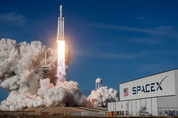 Il lancio di un razzo spaziale dalla sede di SpaceX