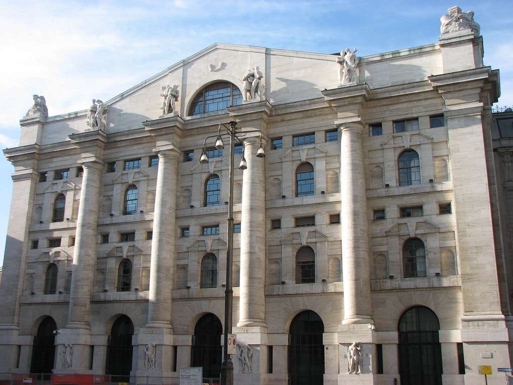 Palazzo Mezzanotte, sede di Borsa Italiana a Milano, con colonnato neoclassico e statue sul fronte principale