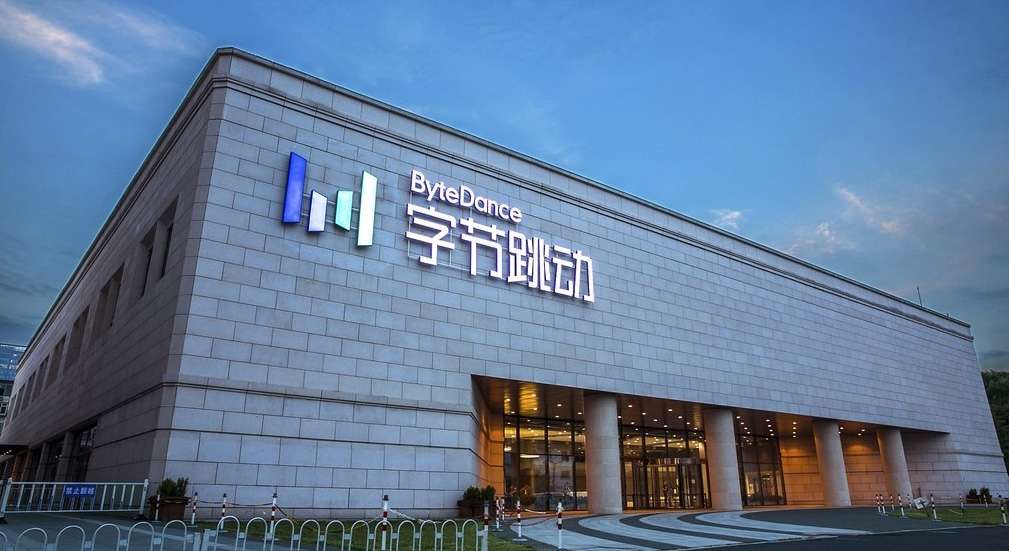 Facciata della sede di ByteDance con logo ed insegna luminosa