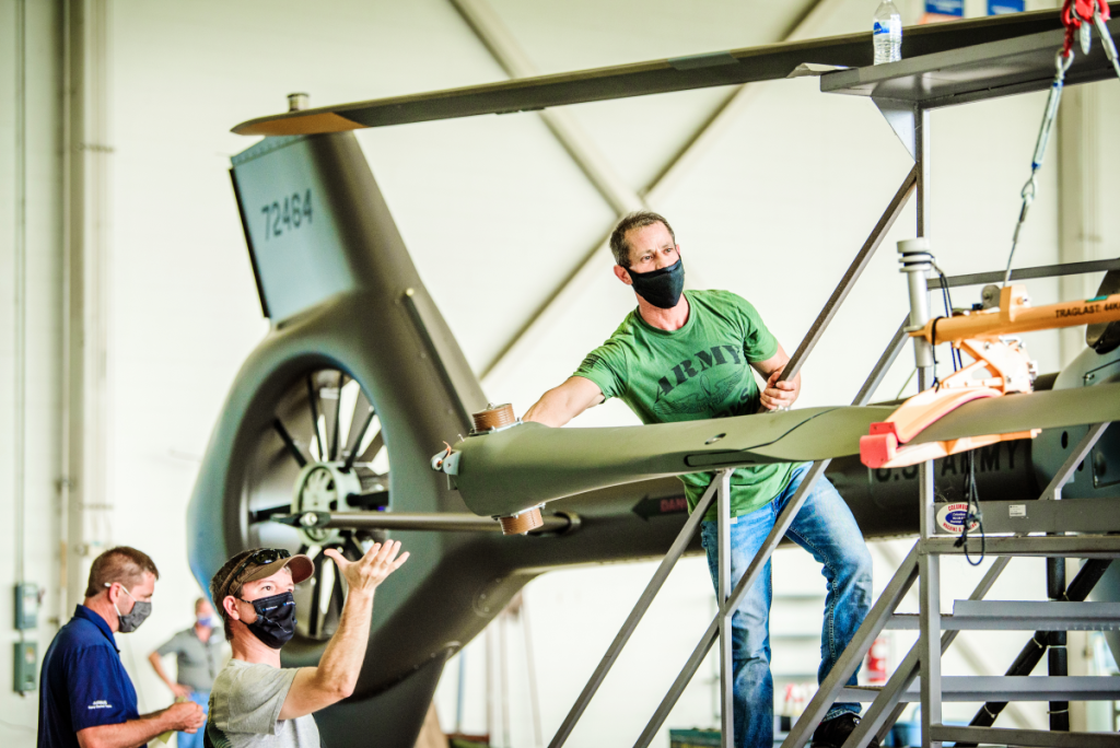 Un elicottero in costruzione all'interno di uno stabilimento di Airbus