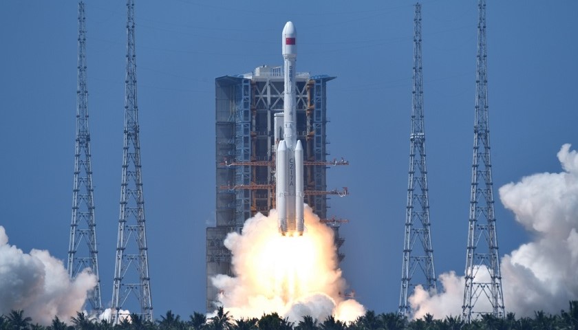 Il lancio del satellite cinese Long March-7