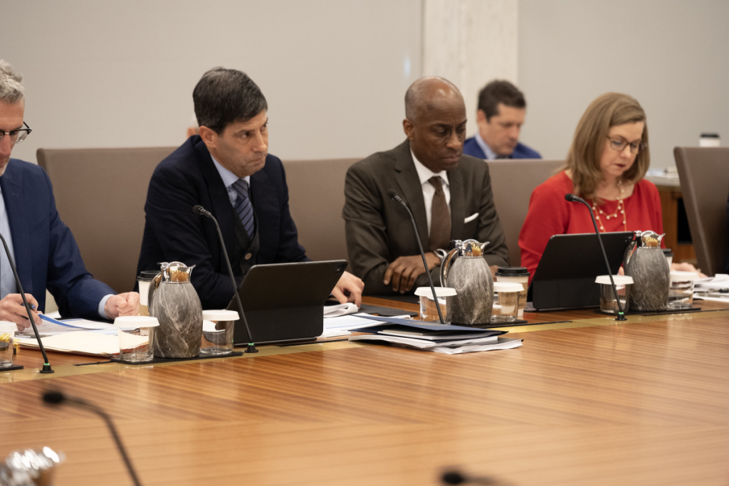Kevin Warsh conduce la sua prima riunione come presidente della Fed