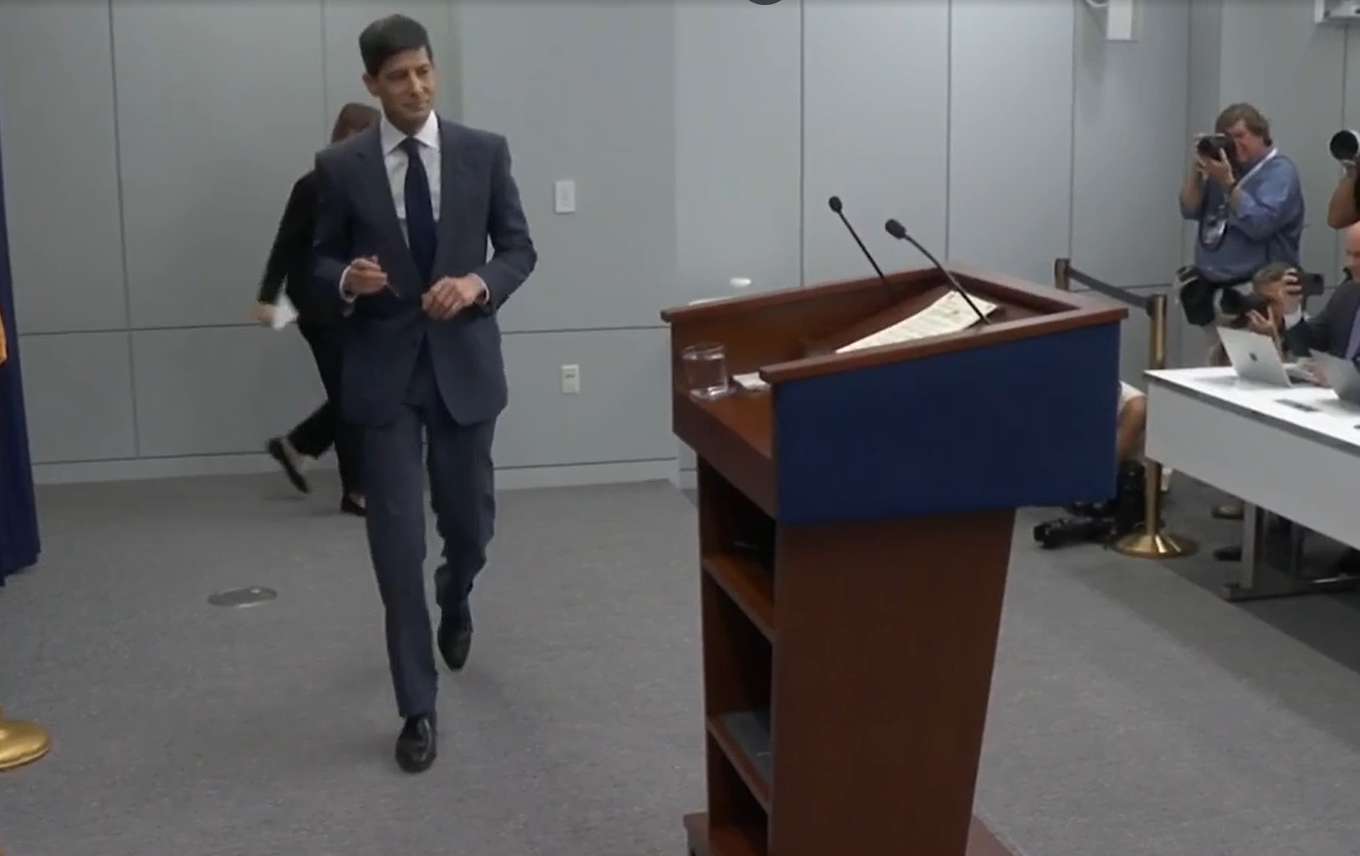 Il neo presidente Fed, Kevin Warsh, si avvia al pulpito da dove ha risposto per la prima volta alle domande dei giornalisti