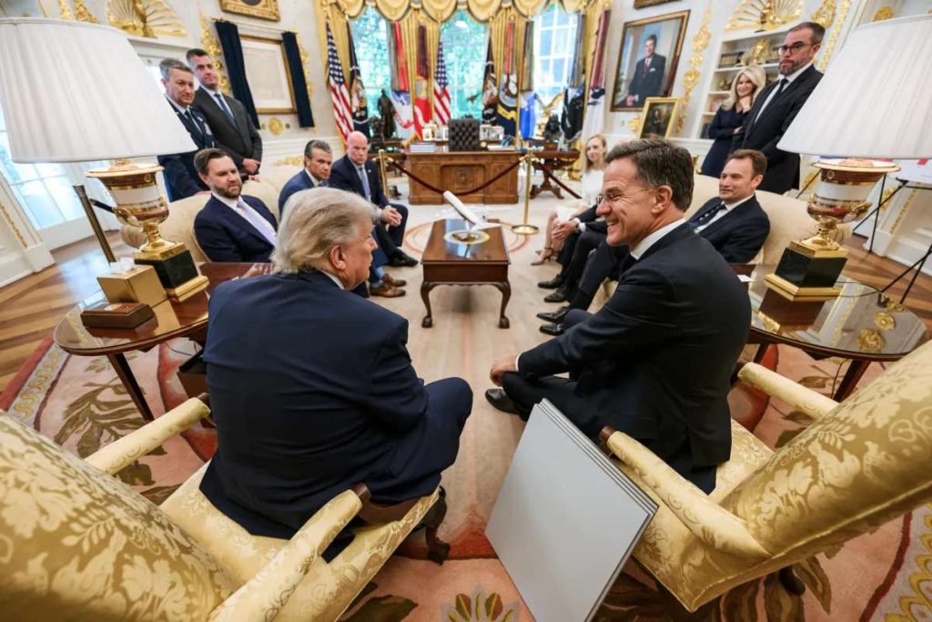 una foto dello Studio Ovale con il presidente Donald Trump