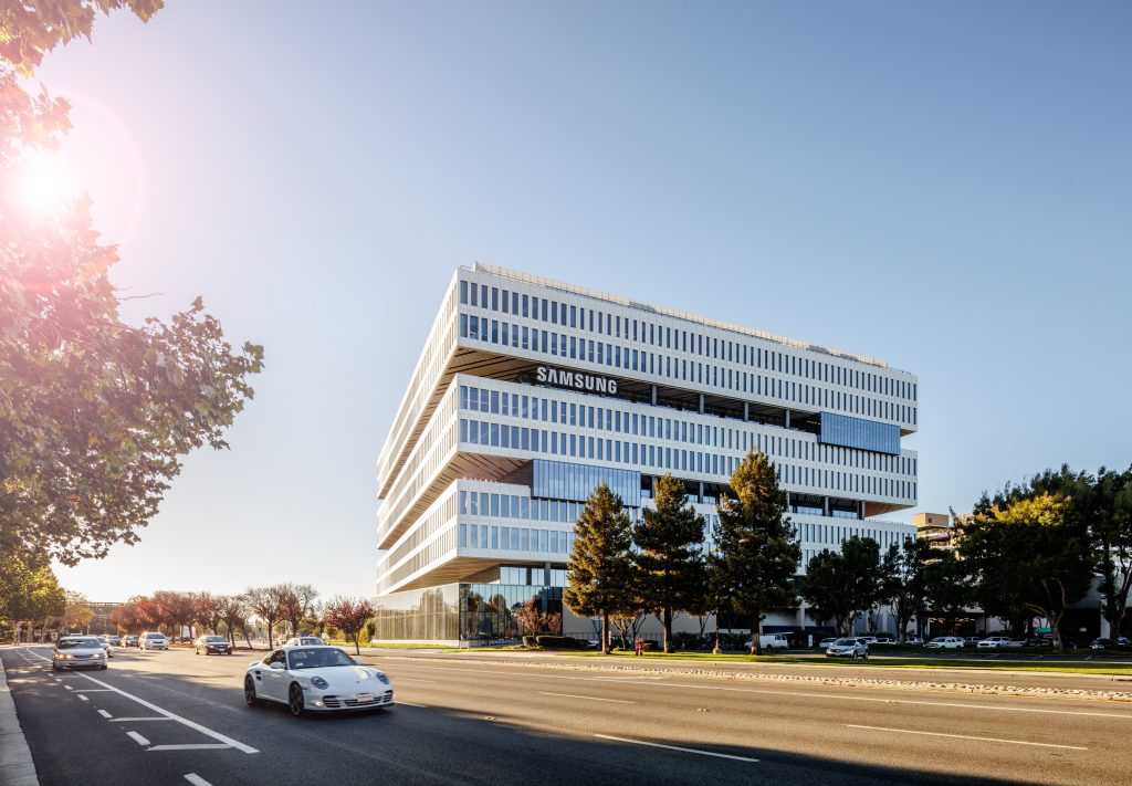 Edificio della sede Samsung Electronics con insegna aziendale, Stati Uniti