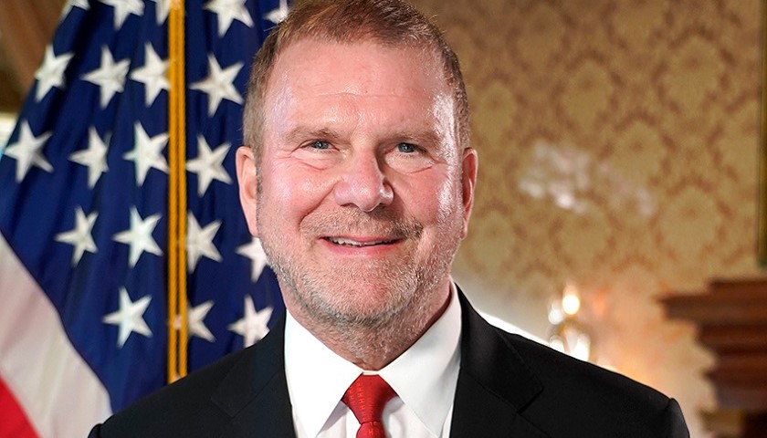 Un primo piano di Tilman Fertitta