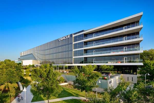 Sede centrale di Oracle ad Austin, Texas: il campus aziendale con il logo Oracle in evidenza sulla facciata dell'edificio principale
