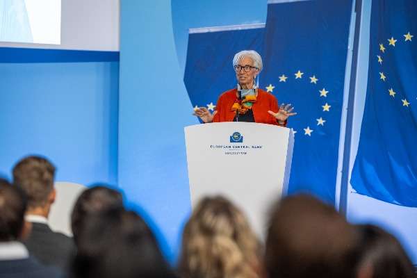Christine Lagarde, presidente della Banca Centrale Europea, parla al podio durante una conferenza stampa della Bce