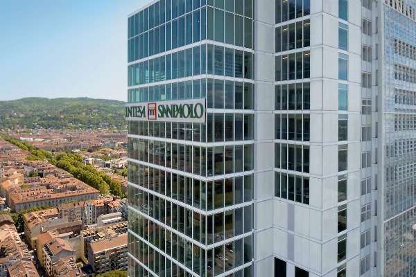 Sede del gruppo Intesa Sanpaolo a Torino: la torre di vetro con il logo della banca si staglia sul panorama urbano della città
