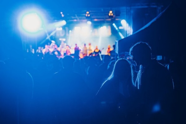 Due persone insieme ad un concerto