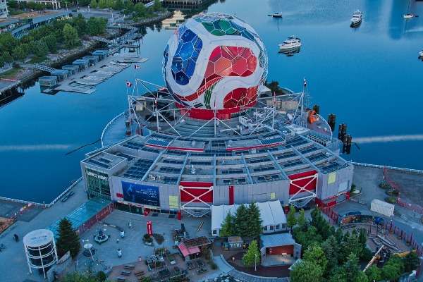 Il Science World di Vancouver decorato con un pallone FIFA World Cup 2026, vista aerea sul waterfront