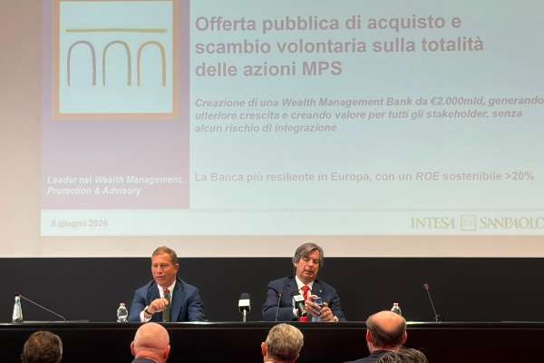 una foto che ritrae carlo Messina durante la conferenza stampa sull'ops di Intesa Sanpaolo su Mps