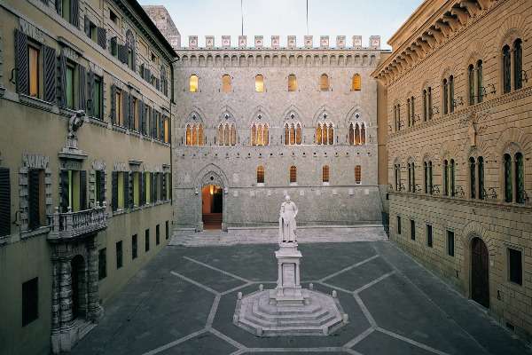Piazza Rocca Salimbeni, dove ha sede Banca Mps