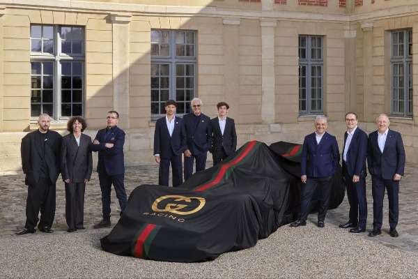 Francesca Bellettini, Presidente e CEO di Gucci; Demna, Direttore Artistico di Gucci; Philippe Krief, CEO di Alpine; Flavio Briatore, Executive Advisor di Alpine Formula One Team; Pierre Gasly e Franco Colapinto, piloti di Alpine Formula One Team; François-Henri Pinault, Presidente del Consiglio di Amministrazione di Kering; Luca de Meo, CEO di Kering; François Provost, CEO di Renault Group.