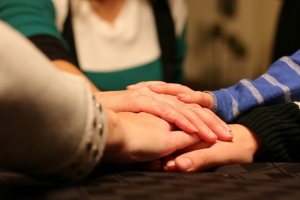 Un gruppo di persone attive nel terzo settore si tengono per mano