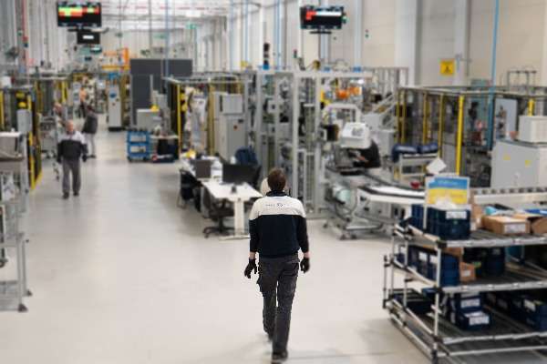 Operaio Stellantis all'interno dello stabilimento eDCT di Torino