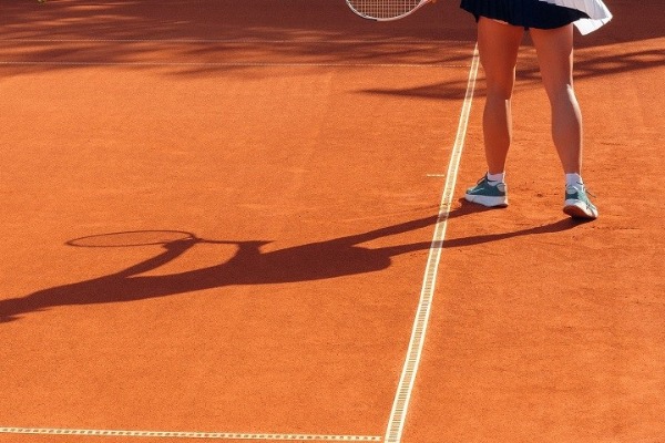 Una tennista sul campo da gioco