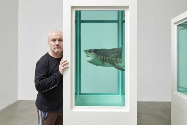 Damien Hirst con uno dei suoi squali imbalsamati