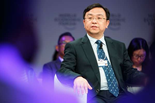 Wang Chuanfu, presidente e fondatore di BYD, durante un panel al World Economic Forum di Davos