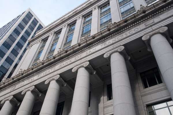 La sede della Federal Reserve Bank di San Francisco, con la facciata neoclassica in pietra e le colonne ioniche in primo piano.