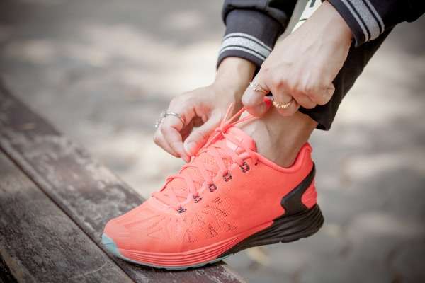 In primo piano una scarpa casual-sportiva arancione