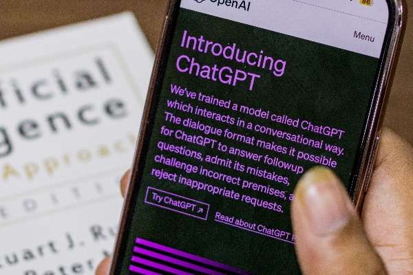 Immagine di ChatGPT di OpenAI in uno smartphone