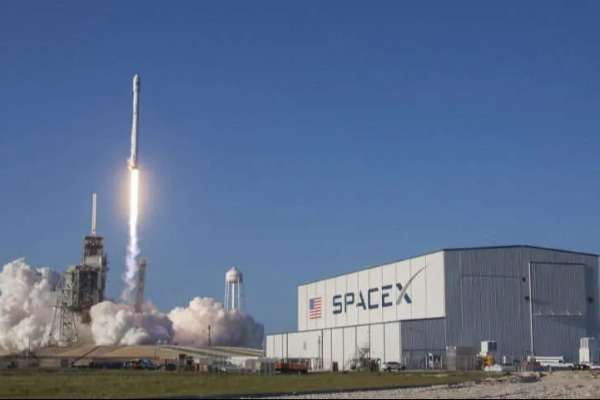 una foto della sede e di un razzo di SpaceX