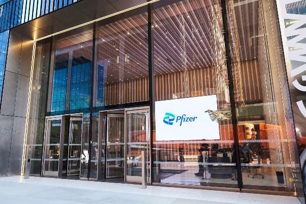 Sede di Pfizer: ingresso con vetrate e logo del gruppo farmaceutico