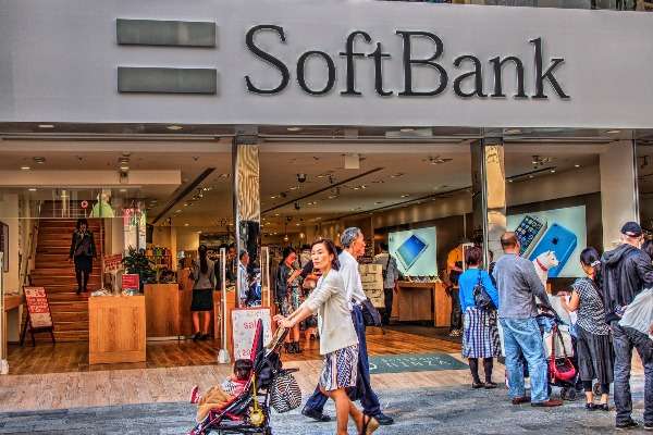 Negozio SoftBank Ginza a Tokyo con passanti e clienti all'esterno