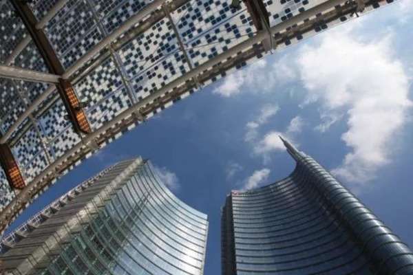Una vista dal basso della torre Unicredit in Piazza Gae Aulenti a Milano