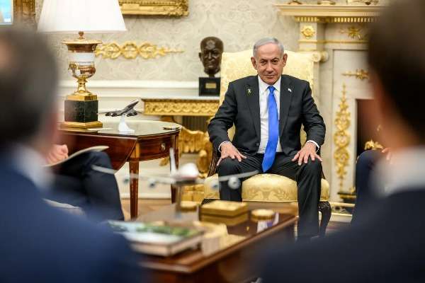 Petrolio - Immagine del presidente israeliano Benjamin Netanyahu alla Casa Bianca