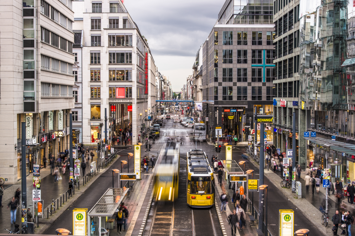 Friedrich Strasse a Berlino, grande via commerciale