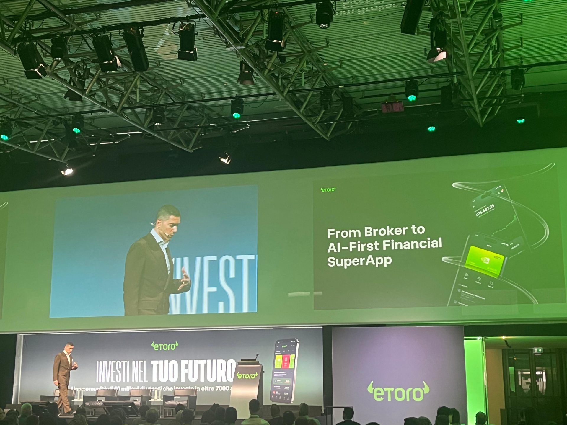 Intervento sul palco di Borsa Italiana durante l'eToro Summit 2026, con il claim "Investi nel tuo futuro" sullo schermo