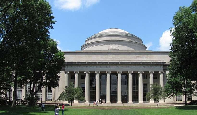 una foto dell'esterno dell'MIT, in testa alla classifica delle migliori università al mondo
