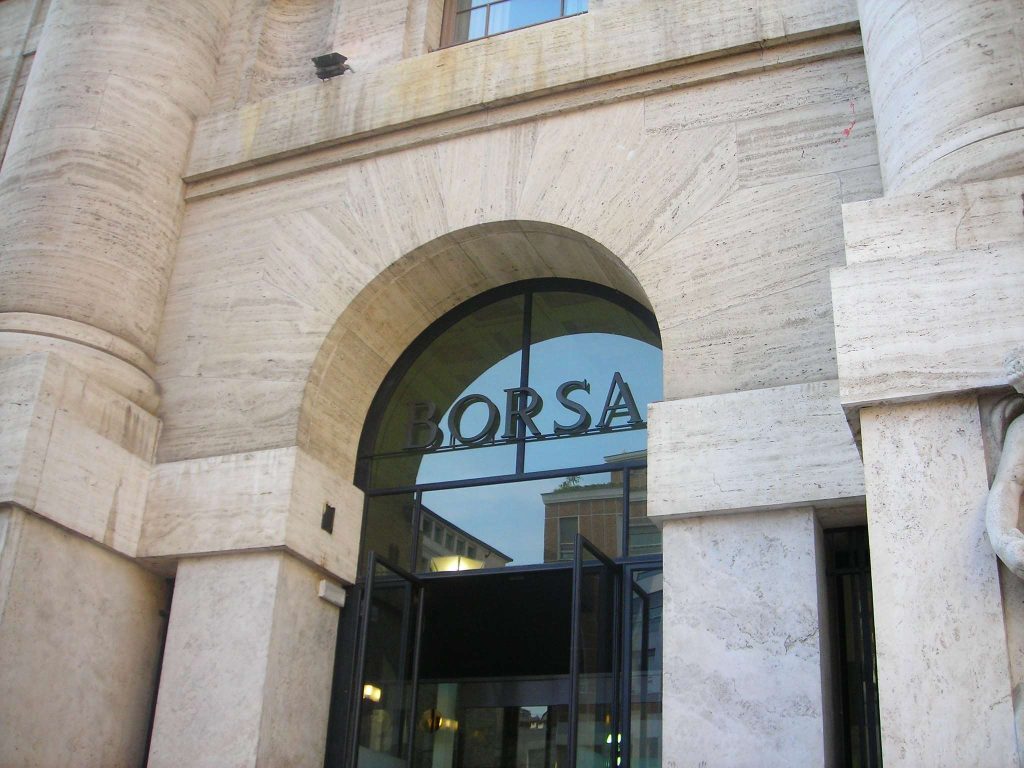 Ingresso di Palazzo Mezzanotte, sede della Borsa Italiana a Milano, con insegna "Borsa" sull'arco in travertino