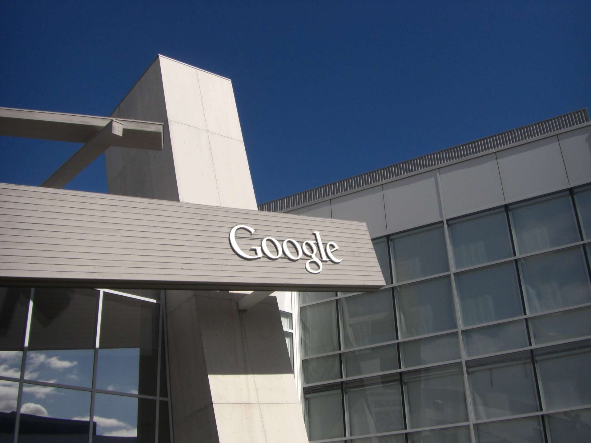 Sede di Google con logo aziendale su facciata in cemento e vetro