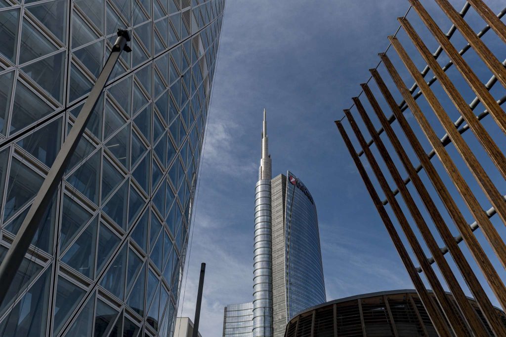 Torre UniCredit vista dal basso a Milano, con guglia e logo della banca, tra i grattacieli di Porta Nuova