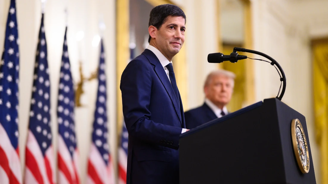 Il neopresidente della Fed Kevin Warsh al podio della Casa Bianca durante una conferenza stampa, con il presidente Trump sullo sfondo