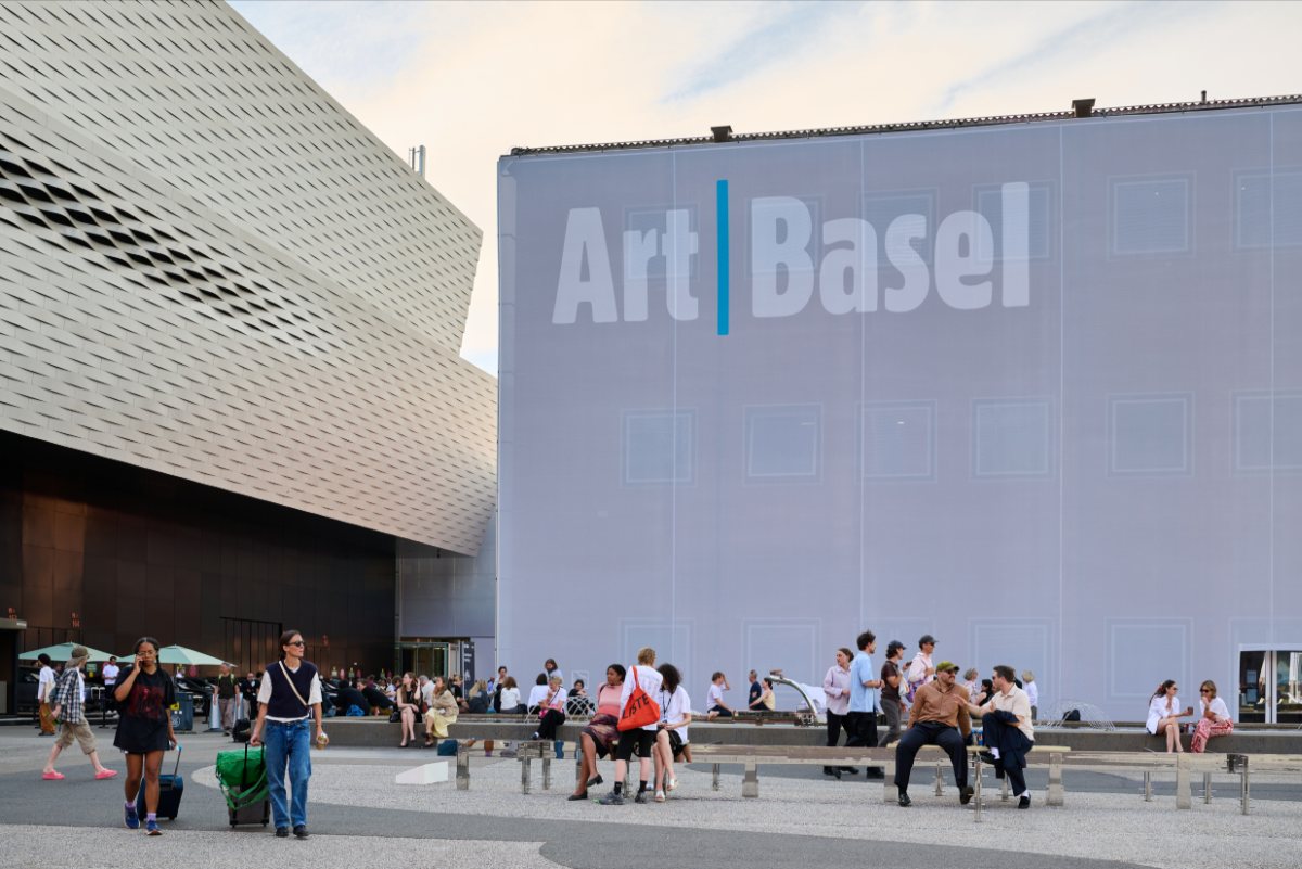 Una fotografia scattata all'esterno dei padiglioni di Art Basel