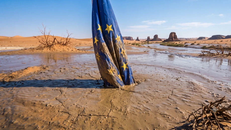 Una bandiera europea che affonda nelle sabbie mobili