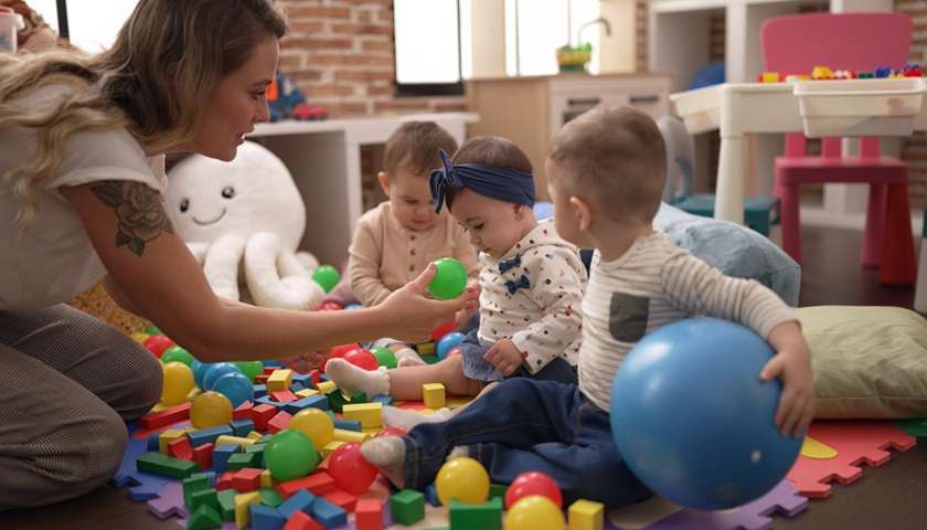 Caregiver con bambini in asilo nido, immagine per articolo sul Bonus nido 2026