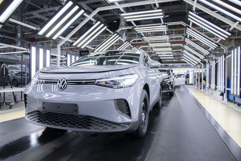 Linea di produzione Volkswagen con veicolo elettrico bianco in fase di assemblaggio