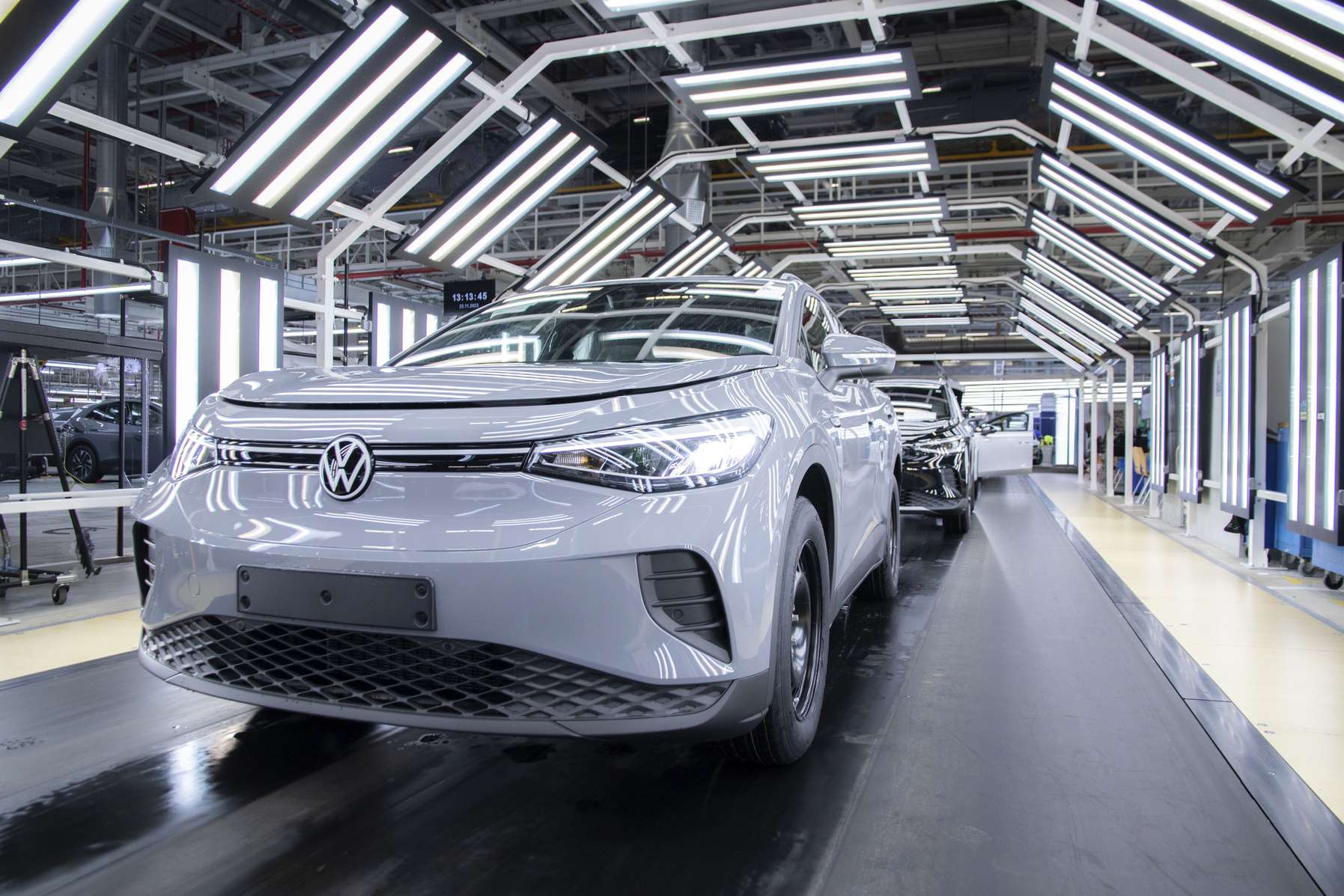 Linea di produzione Volkswagen con veicolo elettrico bianco in fase di assemblaggio