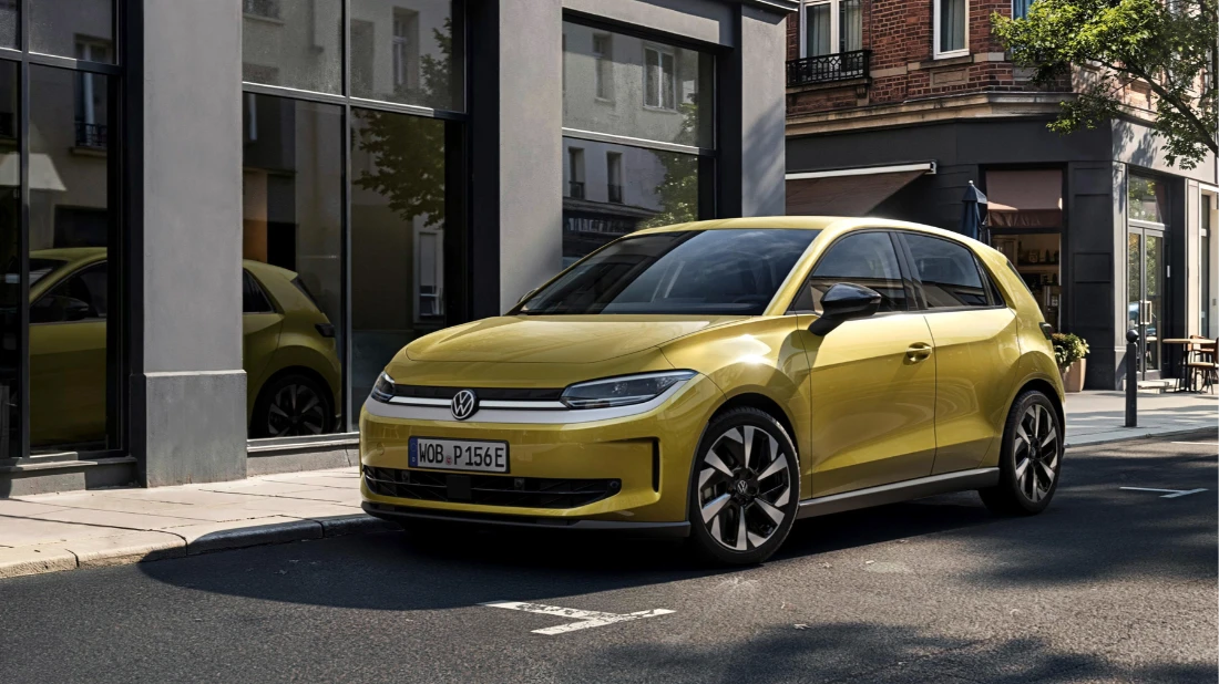 Volkswagen elettrica gialla parcheggiata in un contesto urbano europeo